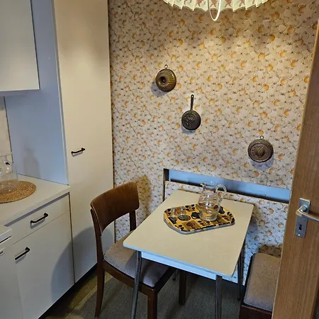 2 Zimmer Apartment-ferienwohnung Mit Balkon, Ausgestatteter Kueche Und Bad Хёхберг